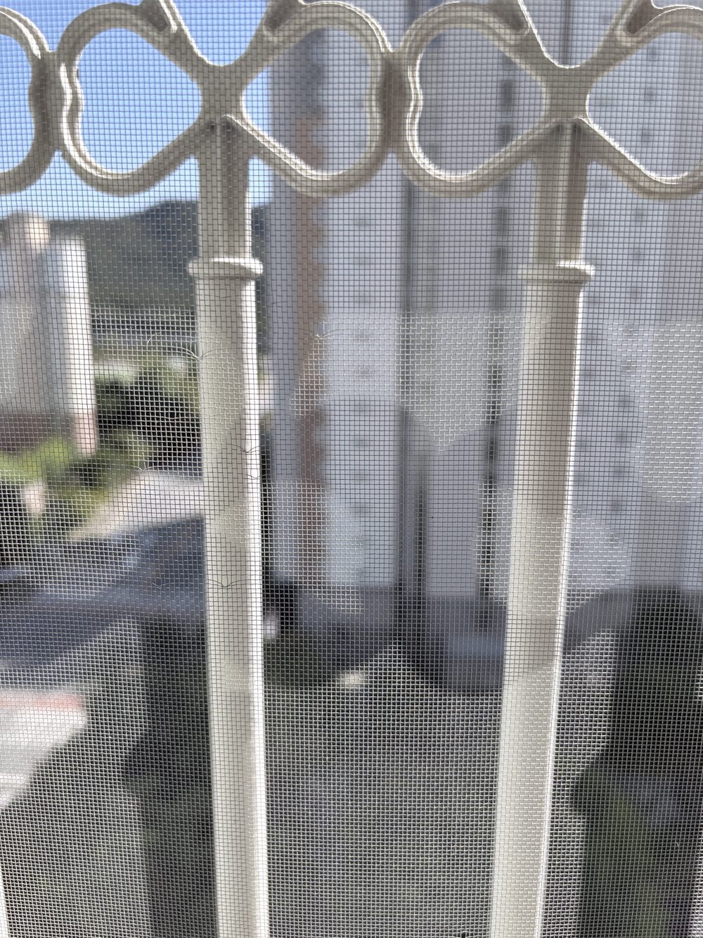 기본 18메시 방충망 망 눈을 가까이 찍은 사진